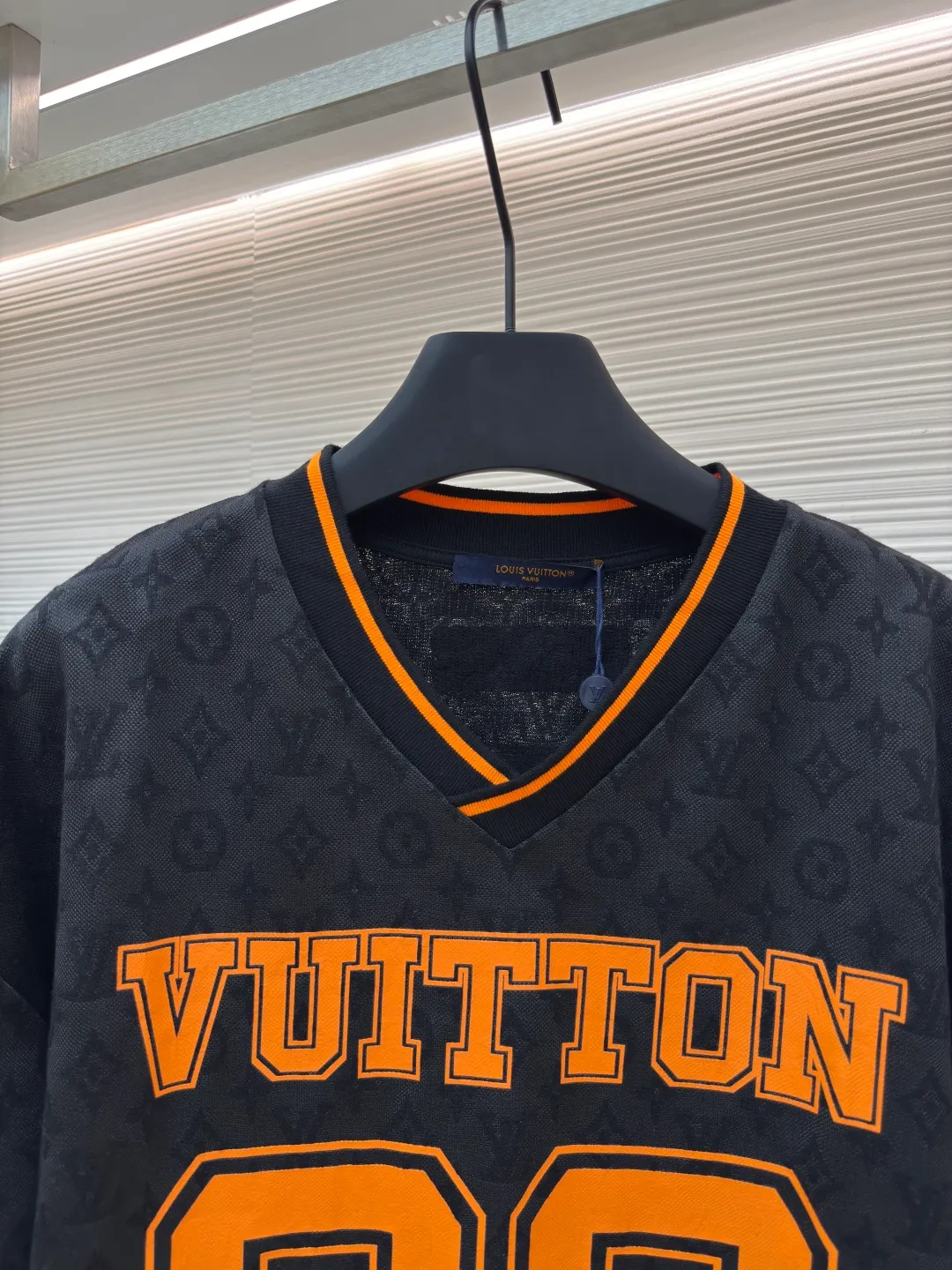 LOUIS VUITTON presbyopic mid-sleeve ●Authentic product: purchased and developed at 7850 ●Item number: 1680185-A20 ●Fabric: double-ply ring-spun pure cotton yarn fabric ●Technology: made on positioning cutting machine ●Version: fitted version ●Weight: about 375 grams ●Size: XS-S-M-L ●Description: The fabric is made of 150D/48F polyester special-shaped optical long fiber yarn + 40-count double-strand ring-spun pure cotton. A 24-needle cylindrical jacquard loom imported from Italy is used to weave the embryonic fabric. The embryonic cloth is washed in a vat and shaped into finished fabric. It is made of Infrared cutting machine is used for typesetting, and the positioning flower letter logo is cut by hand. The front and back panels are screen printed with a positioning elliptical machine, and an 80-mesh mechanical screen is used to open the screen. The thermosetting oil material is mixed with a matte paint surface, and it is matched with 26s cotton yarn-dyed ribbing. The overall wiring is straight and delicate, the fabric is comfortable and soft, and the color is consistent without color difference. It can be matched with the same style to create a fashionable look and control various occasions. Customized accessories, complete with three standards, same style for men and women!